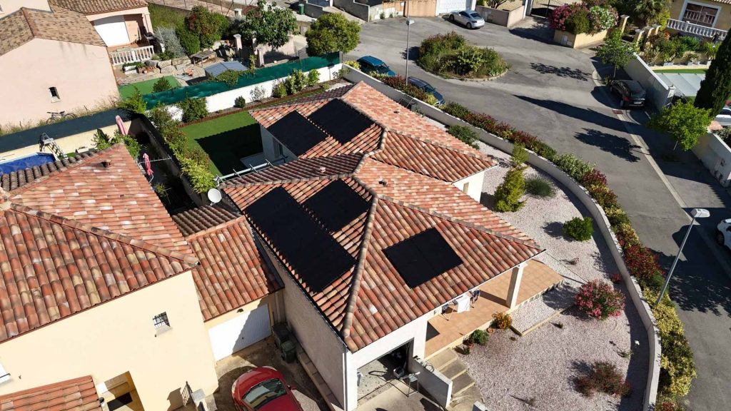 Vue du ciel d'un logement à Clermont-l'Hérault avec installation panneau solaire Montpellier par E Sky Solar, 6 kwc.