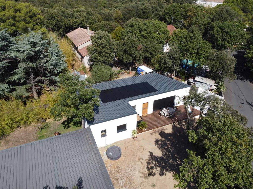 Vue du toit d'une maison à Saint-Jean-de-Védas avec installation panneau solaire Montpellier par E Sky Solar, 6 kwc.