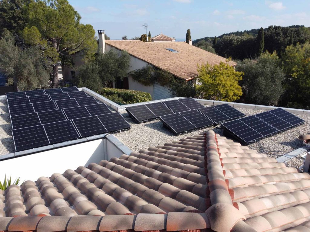 Vue du toit d'une maison à Saint-Jean-de-Cornies avec installation panneau solaire Montpellier par E Sky Solar, 6 kwc.
