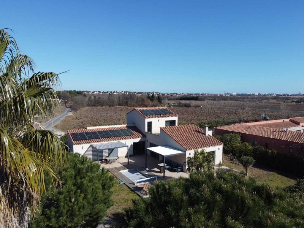 Vue aérienne d'une maison isolée à Canet-en-Roussillon avec des panneaux photovoltaïques Montpellier, par E Sky Solar.