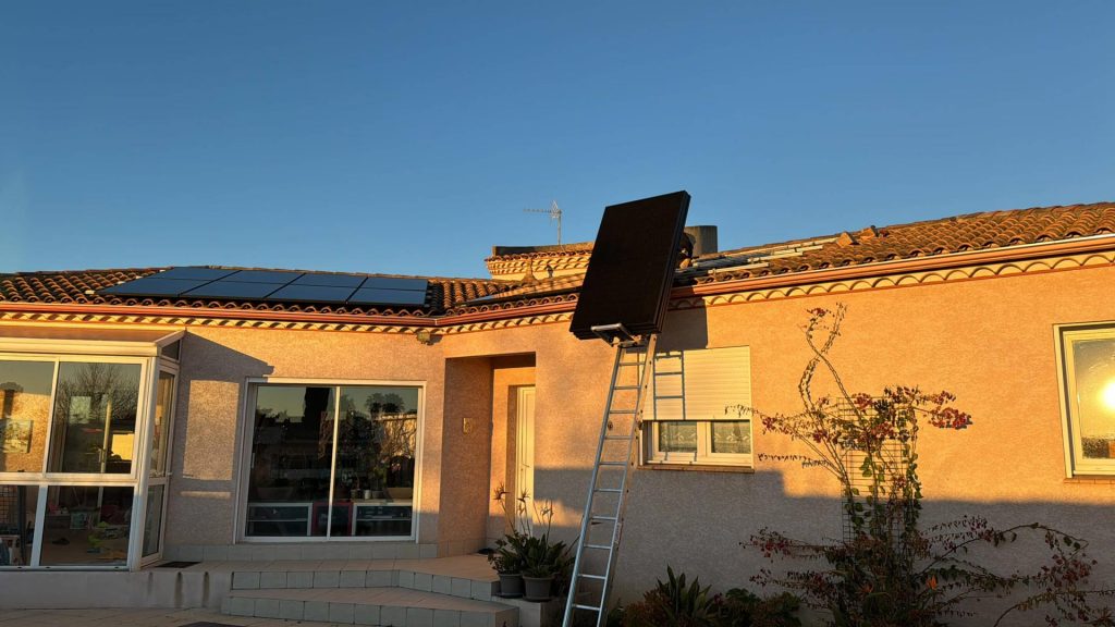 Vue sur le chantier d'une maison d'un particulier avec maintenance panneaux photovoltaïques par E Sky Solar.