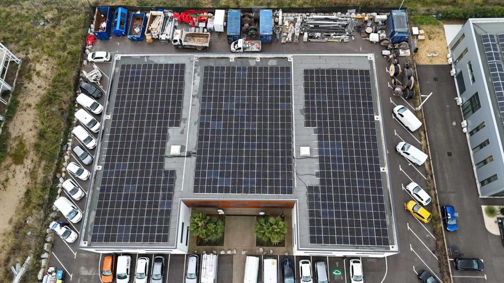 Vue aérienne d'un bâtiment public avec panneau photovoltaique france, réalisé par E Sky Solar.